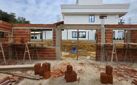 Casa disponível para venda com 03 suítes e área de lazer no condomínio Gran Royalle