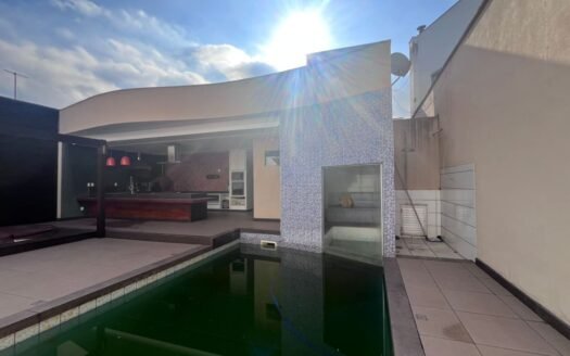 Casa disponível para venda de 2 pavimentos: 4 quartos, sendo 1 com suíte e closed,3 banheiros sociais, vaga na garagem para 2 carros grandes, no bairro Cariru.