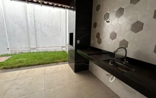 Casa duplex 150 m2, 03 quartos, sendo 01 suíte, 01 banheiro social, 01 lavabo, vaga na garagem para 02 carros, disponível para venda no bairro Forquilha.