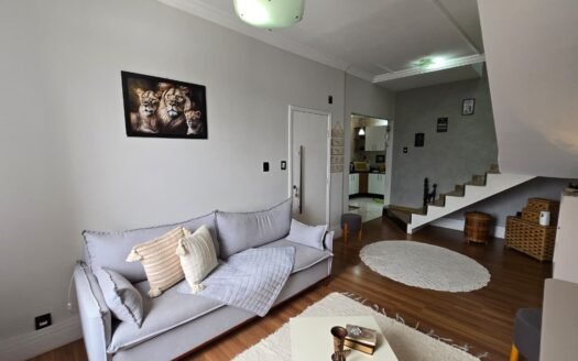 Apartamento cobertura duplex 220 m2, 05 quartos, sendo 02 suíte, 01 banheiro social, 01 lavabo, vaga na garagem coberta, disponível para venda no bairro Canaã.