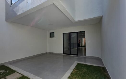 Casa duplex disponível para venda bairro Ayrton Senna com 168m2, sendo 3 quartos, 1com suíte, 1 banheiro social, 1 lavabo, área gourmet e garagem para 2 carros.