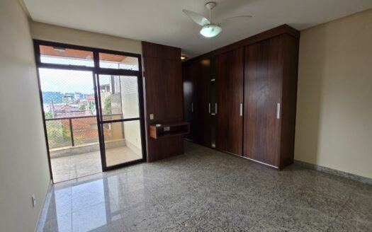 Apartamento com 138m2 de área útil, sendo 3 quartos,1quarto com suíte. 2 banheiros, sala de jantar, sala de estar, cozinha, área de serviço, varanda na suíte, 2 vagas de garagem e elevador no bairro Imbaúbas.