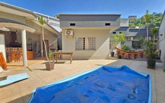 Casa de lote inteiro com piscina e espaço gourmet no Jardim Panorama. Terreno de 450m2, 144 m² de área construída. 4 quartos, sendo 1 suíte, espaço para jacuzzi na suíte com preparação hidráulica pronta, área gourmet com churrasqueira a carvão, piscina, lavabo externo, excelente espaço externo.
